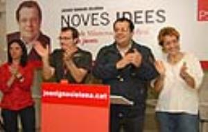 Mila Arcarons, Juan Luis Ruíz, Joan Ignasi Elena i Encarna Grifell, celebrant la victòria a la nova seu del PSC a la plaça Peixateria. Carles Castro