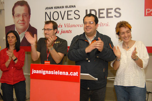 Mila Arcarons, Juan Luis Ruíz, Joan Ignasi Elena i Encarna Grifell, celebrant la victòria a la nova seu del PSC a la plaça Peixateria. Carles Castro