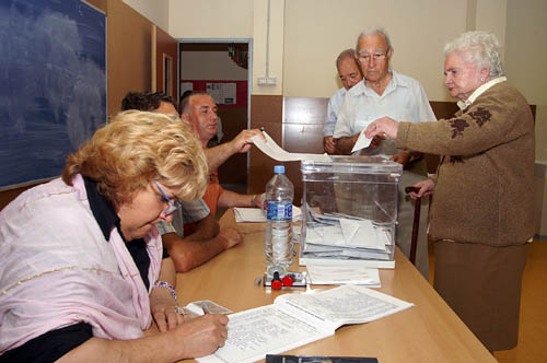 Imatge d'una taula electoral de Cubelles. fdg/ marcel fabra