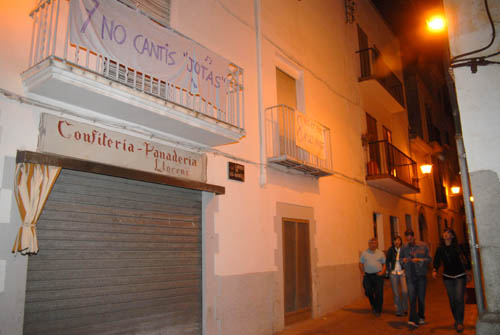 Les pancartes de protesta dels veis de la Geltrú a la plaça Lledoners. fdg/ carles castro