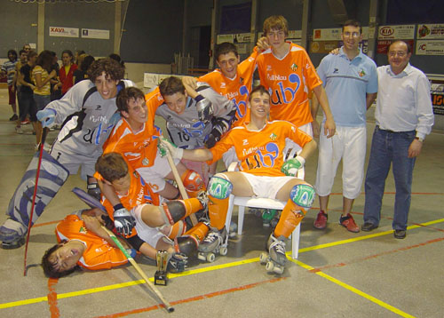 La plantilla del Juvenil celebrant el triomf a Cambrils