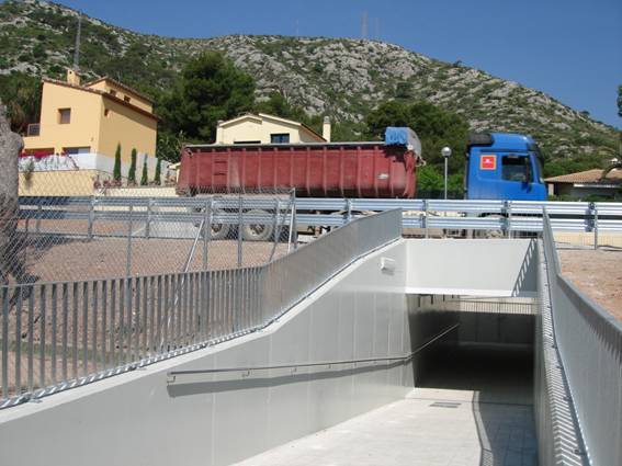 Imatge del nou pas per a vianants sota la C-31 al nucli del Garraf.