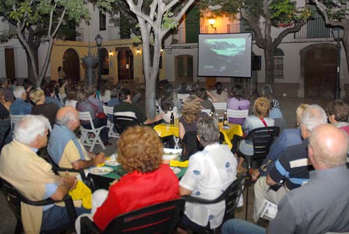 La projecció de la pel·lícula Una verdad incómoda a la plaça Lledoners. fdg/ m. vall