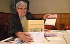 Francesc Mestres amb els exemplars de la colecció Argumenta. fdg/ carles castro