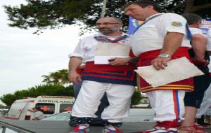 David Grau recollint la insígnia a Cambrils.