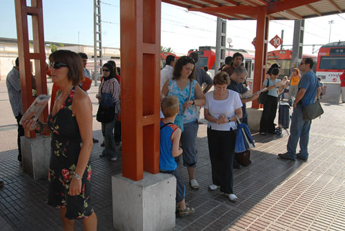 Uns passatgers esperant el tren a les andanes de l'estació de Vilanova, divendres passat. FdG/Carles Castro