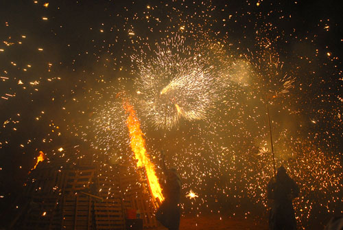 Els integrants del Ball d'Enveja encenent la foguera de la Torre d'Enveja. fdg/ maria