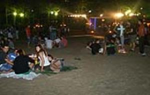 Alguns joves passant una nit de revetlla al xiringuito.