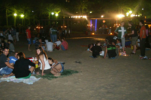 Alguns joves passant una nit de revetlla al xiringuito.