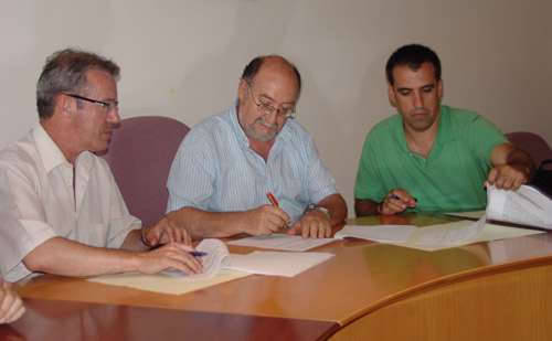 Joan José Hill, Xavier Robert i Josep Rodríguez signant l'acord