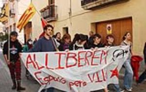 Imatge d'una de les primeres mobilitzacions dels joves okupes del casal La Soga contra el desallotjament del proper 19 de juliol. FdG