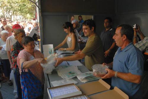 Cues a la rambla per recollir el peix que regalaven els pescadors. fdg/ carles castro