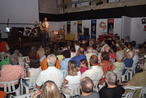 El Mercat Vell va ser un dels escenaris de les lesctures de poemes. fdg/ marcel fabra