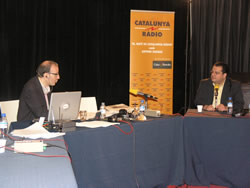 El periodista Antoni Bassas entrevista l'alcalde de Vilanova, Joan Ignasi Elena.