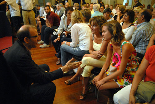 Antoni Bassas parlant amb el públic durant una pausa. fdg/ carles castro