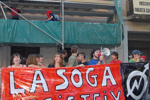 Una vintena de joves es van manifestar contra el desallotjament de La Soga. fdg/ maría