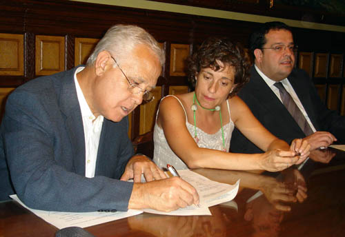 Xavier Cardona, Iolanda Sánchez i Joan Ignasi Elena signant el conveni