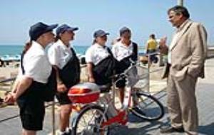 Les agents cíviques amb l'alcalde Jordi Baijet.
