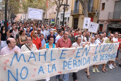 Imatge de la manifestació que van fer els treballadors de Mahle a finals del mes de juliol pel centre de Vilanova. FdG/Carles Castro
