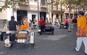 La capta d'enguany s'ha realitzat amb una moto amb sidecar. fdg/ maría