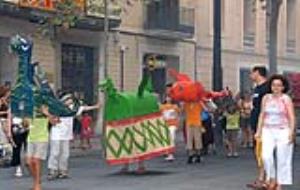Cercavila dels dracs fets pels nens van desfilar per la rambla. fdg/ maría