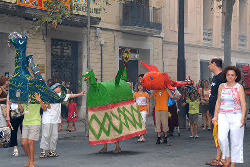 Cercavila dels dracs fets pels nens van desfilar per la rambla. fdg/ maría
