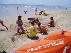 Lequip de lempresa Rescatadores SL vigilen les platges de Cubelles