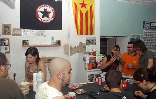 Imatge de l'interior de la fàbrica ocupada. FdG