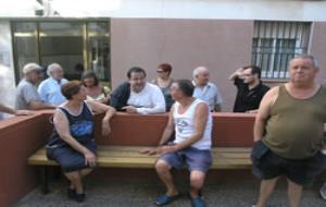 Joan Ignasi Elena i Juan Luis Ruiz conversen amb un grup de veïns.