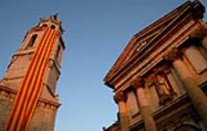 La senyera ja està penjada del campanar de Sant Antoni. fdg/ carles castro