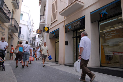 Façana de la sucursal de la Caixa que va patir el robatori. fdg/ carles castro