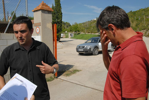 Directius de l'empresa Pirotècnia Igual atenent als mitjans a les portes de l'empresa. fdg/ carles castro