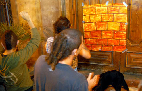 Tapiada simbòlica de la porta de l'Ajuntament de Vilanova. fdg/ carles castro