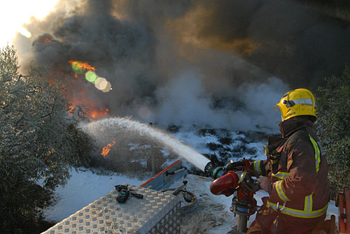 Els bombers intentant apagar l'incendi. fdg/ carles castro