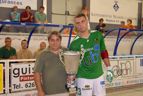 Roger Boira capità de l'equip amb el regidor d'esports Salvador Becerra amb la copa del torneig de la Ben Plantada. fdg/ c. castro