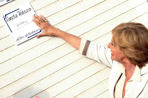 Concha Velasco amb la seva placa de la plaça dels Artistes. fdg/ marcel fabra