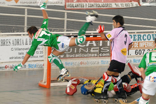 Albert Casanovas volant pels aires en una jugada que l'arbitre no va considerar penal. fdg/ carles castro