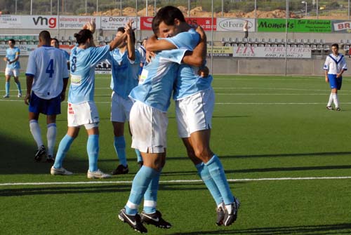 Triguero i Avila celebrant el segon gol del Vilanova. fdg/ miquel vall
