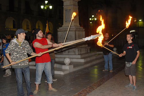 Els joves van recorrer la Rambla Principal fins arribar al monument a Francesc Macià. fdg/ maría