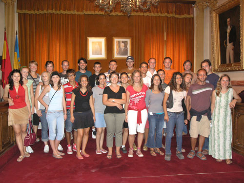 Els joves al Saló de Plens de l'Ajuntament de Vilanova