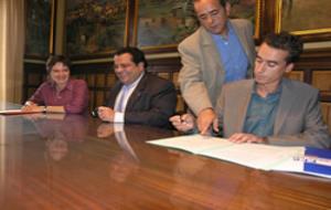Isabel Pla, Joan Ignasi Elena i Francesc Chacón, durant l'acte de signatura