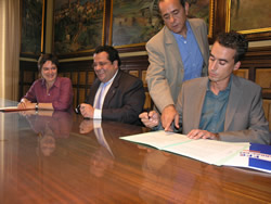 Isabel Pla, Joan Ignasi Elena i Francesc Chacón, durant l'acte de signatura