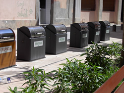 Contenidors soterrats a la plaça de Pau Casals