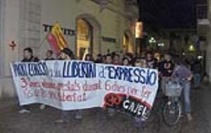Un grup de manifestants van tornar a pintar el mural al carre de la Fruita.