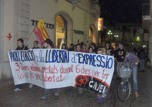 Un grup de manifestants van tornar a pintar el mural al carre de la Fruita.