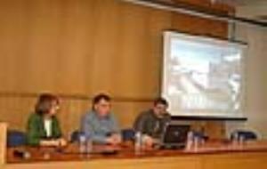 El regidor Josep Orriols i tècnics durant la xerrada al Miramar