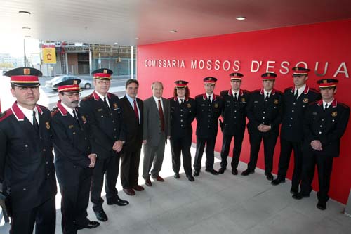 Josep Montilla amb els comandaments dels Mossos del Garraf. Foto: Ruben Moreno