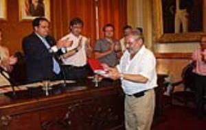 Esteve Orriols va rebre la medalla de regidor enmig dels aplaudiments de tota la sala 