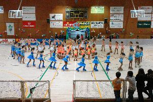 Ball de Cloenda del Festival amb totes les patinadores del Club a la pista