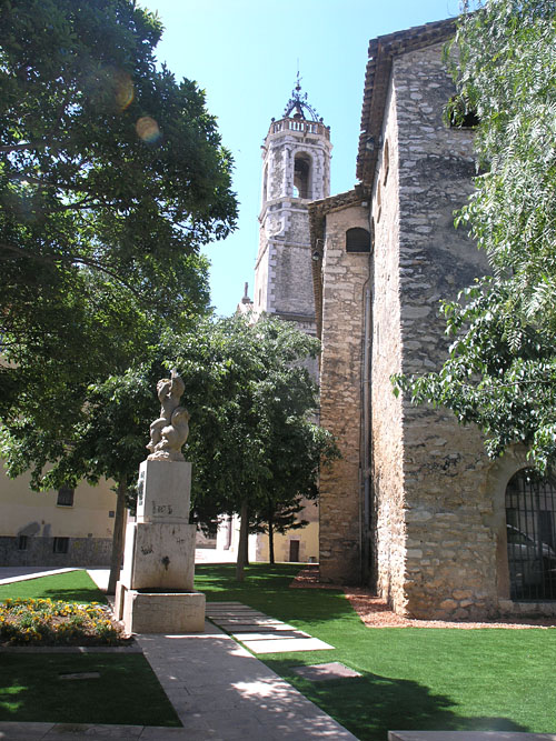 La zona enjardinada al voltant del castell de la Geltrú